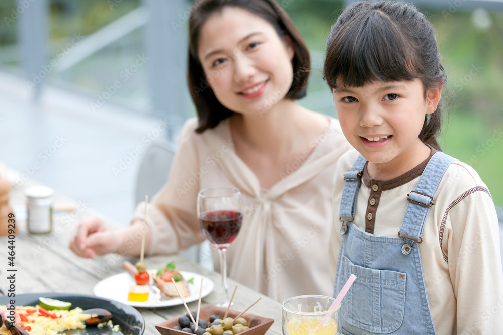 テラスで食事する親子 テラスで食事する親子