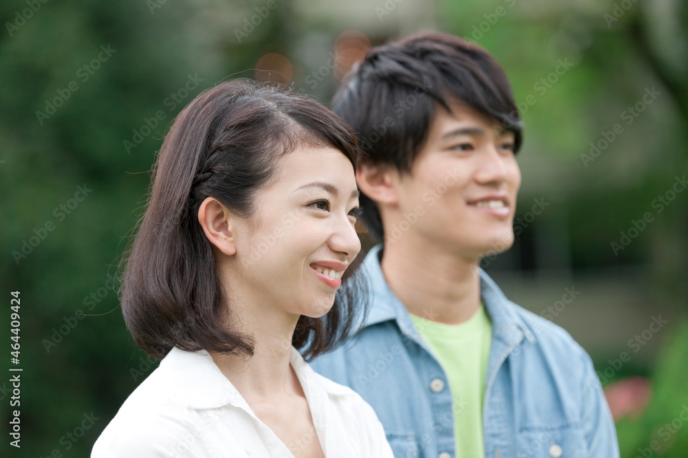 遠くを見るカップル 遠くを見るカップル