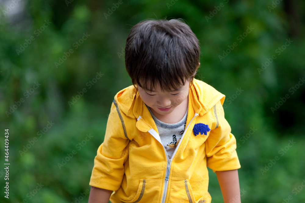 肩をおとす男の子