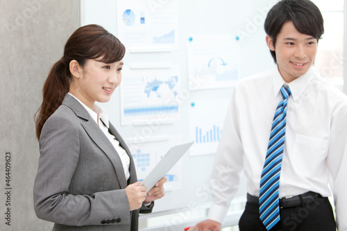 Wallpaper Mural 会議をする2人のビジネスマン Torontodigital.ca