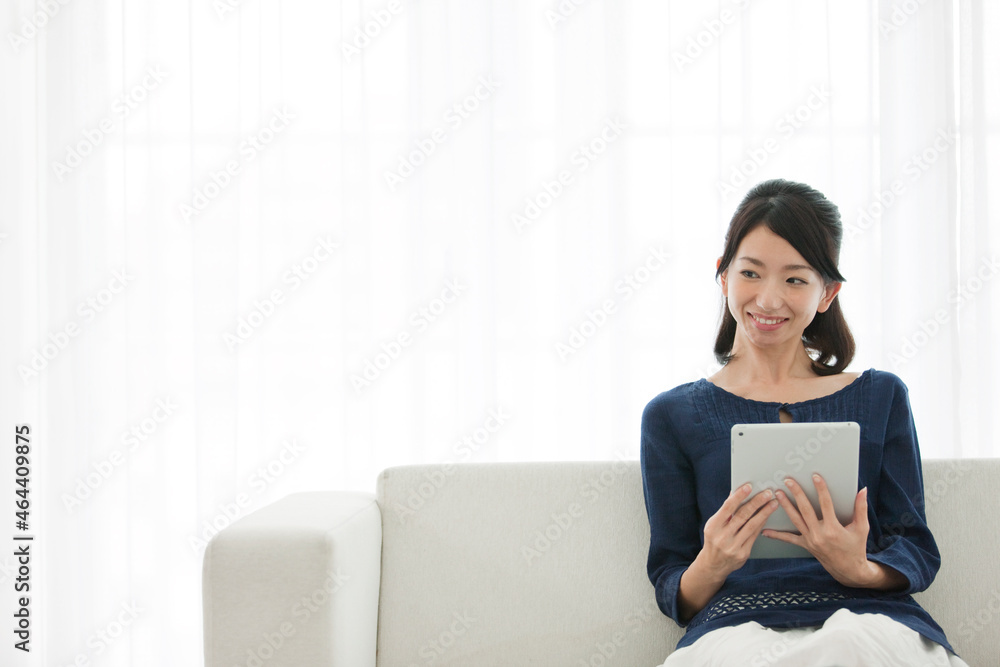 タブレットPCを持つ女性 タブレットPCを持つ女性