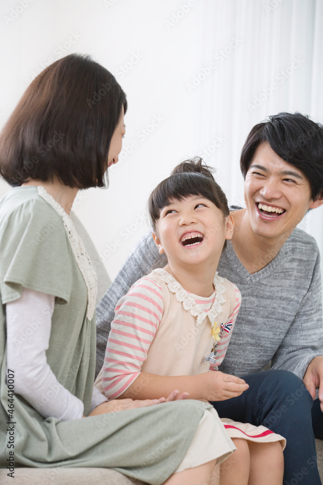 ソファーでくつろぐ3人家族