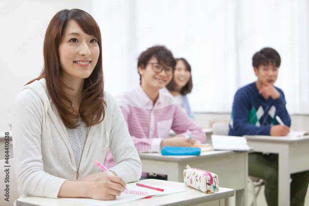 授業を受ける学生たち 授業を受ける学生たち