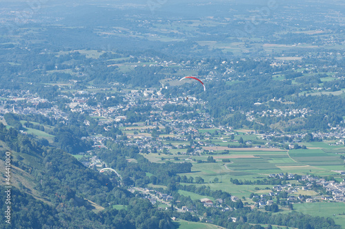 parapente au-dessus de Bagnères-de-Bigorre © sebastien berthelot