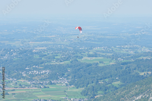 parapente au-dessus de Bagnères-de-Bigorre photo