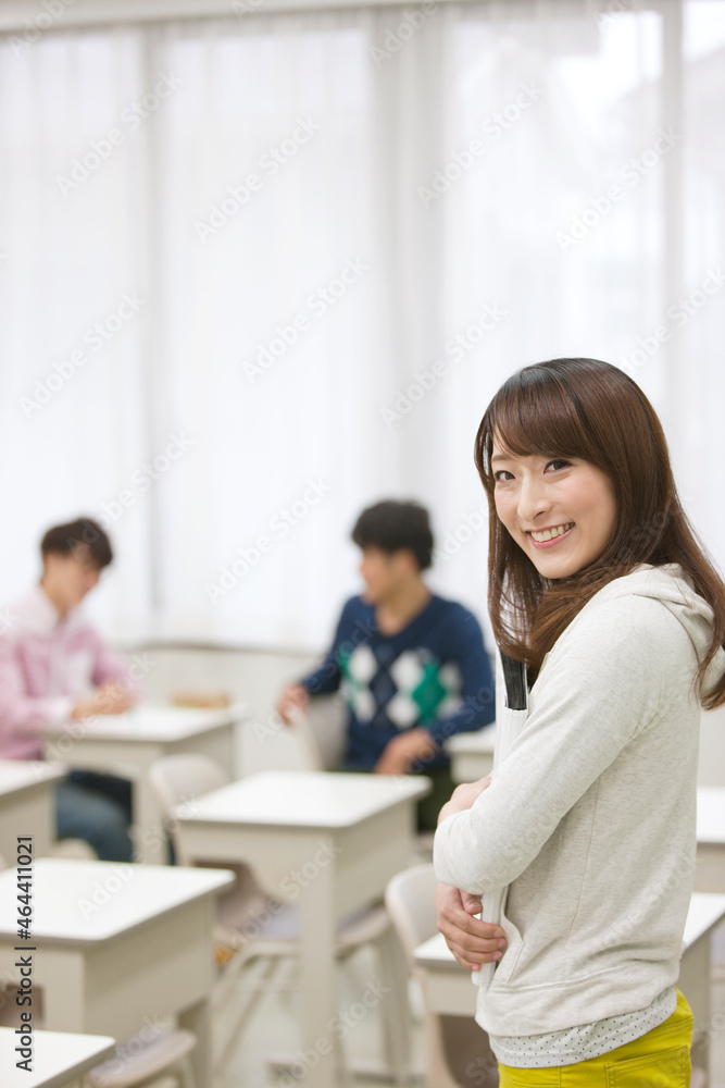 教室に立つ笑顔の学生 教室に立つ笑顔の学生
