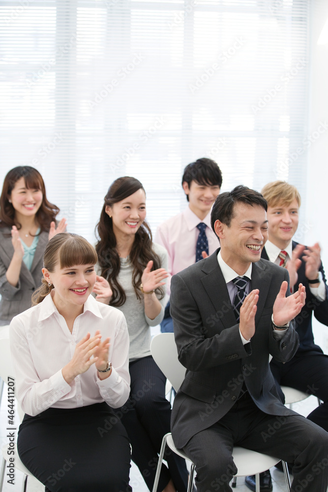 拍手をするビジネス男女6人