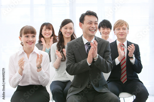 拍手をするビジネス男女6人 photo