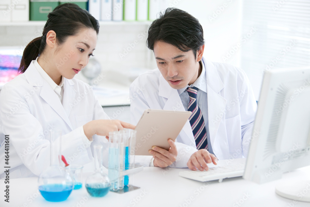 打ち合わせ中の研究員