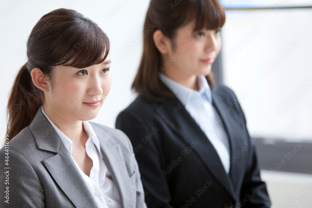 椅子に座る2人のビジネスウーマン