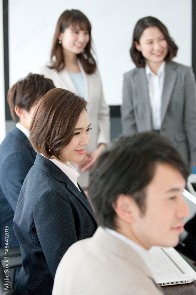 会議をするビジネスマンとビジネスウーマン