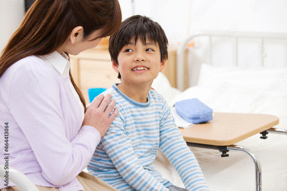 見つめ合う男の子と母親