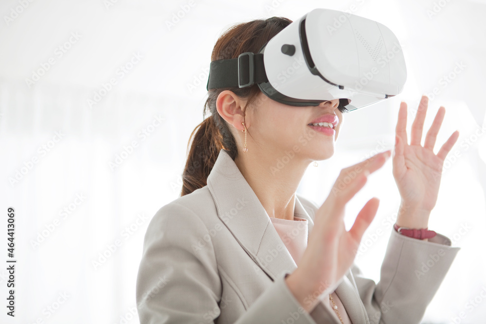 VRゴーグルを付けたビジネスウーマン VRゴーグルを付けたビジネスウーマン