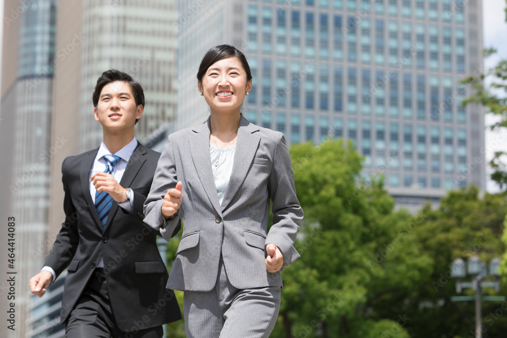 走っているビジネスカップル