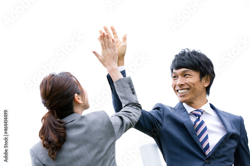 ハイタッチをする男女のビジネスマン