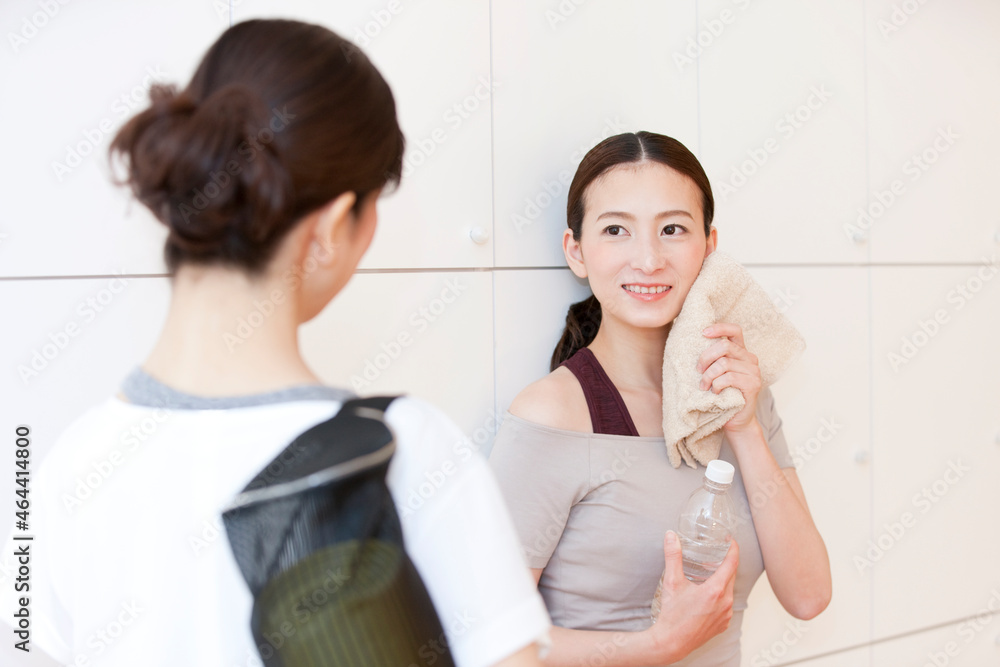 ヨガマットを持った２人の女性