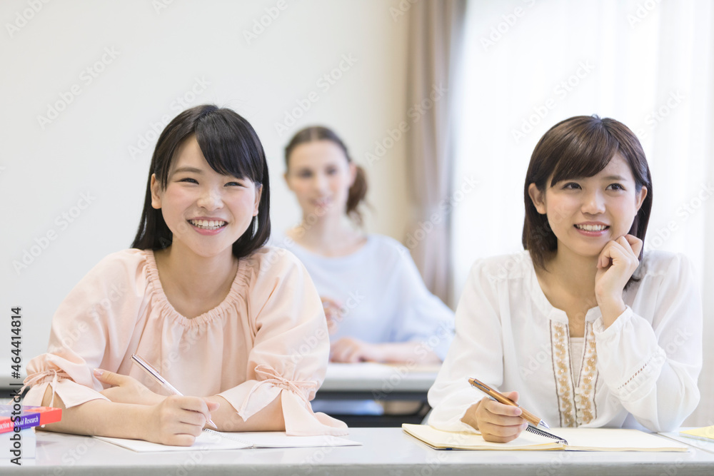 授業を受ける女子大生 授業を受ける女子大生