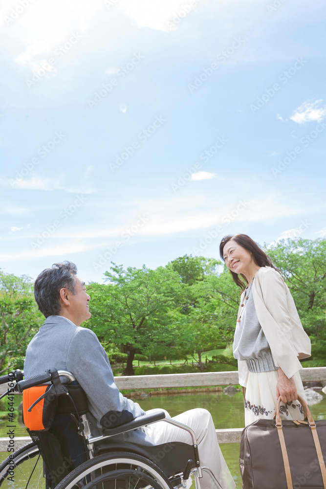 笑顔の車椅子の中高年男性と女性 笑顔の車椅子の中高年男性と女性