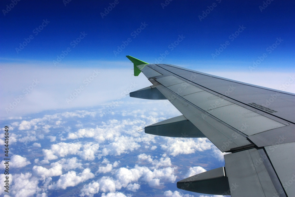 Obraz premium The plane flies in the blue sky