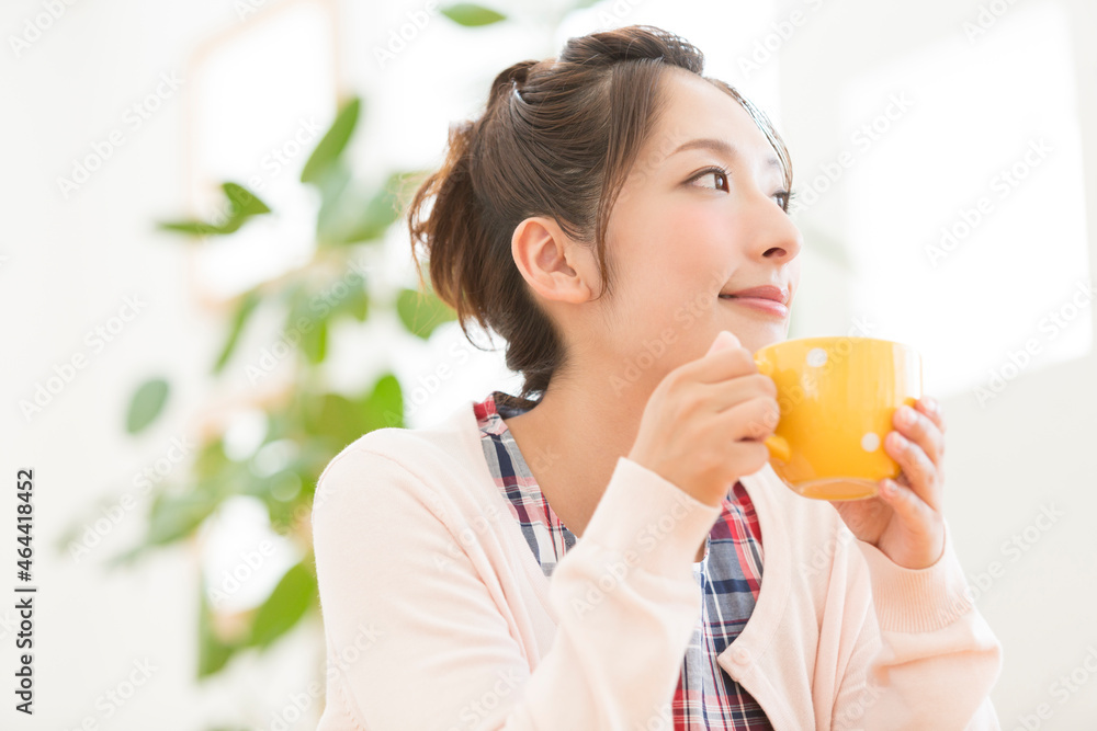 ホットドリンクを飲む女性 ホットドリンクを飲む女性