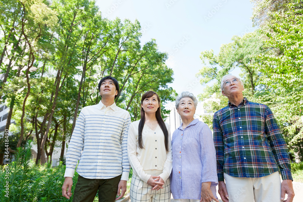 遠くを見ている2世代家族