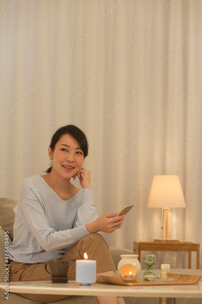スマートフォンを手にする女性 スマートフォンを手にする女性