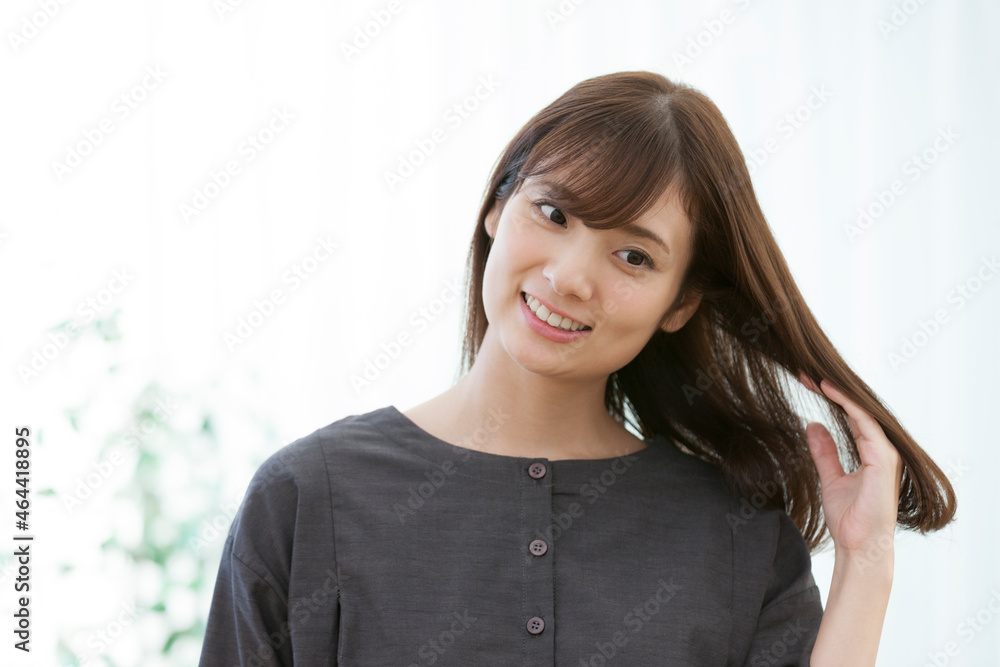 髪を触る女性 Stock Photo Adobe Stock 髪を触る女性 Stock Photo Adobe Stock