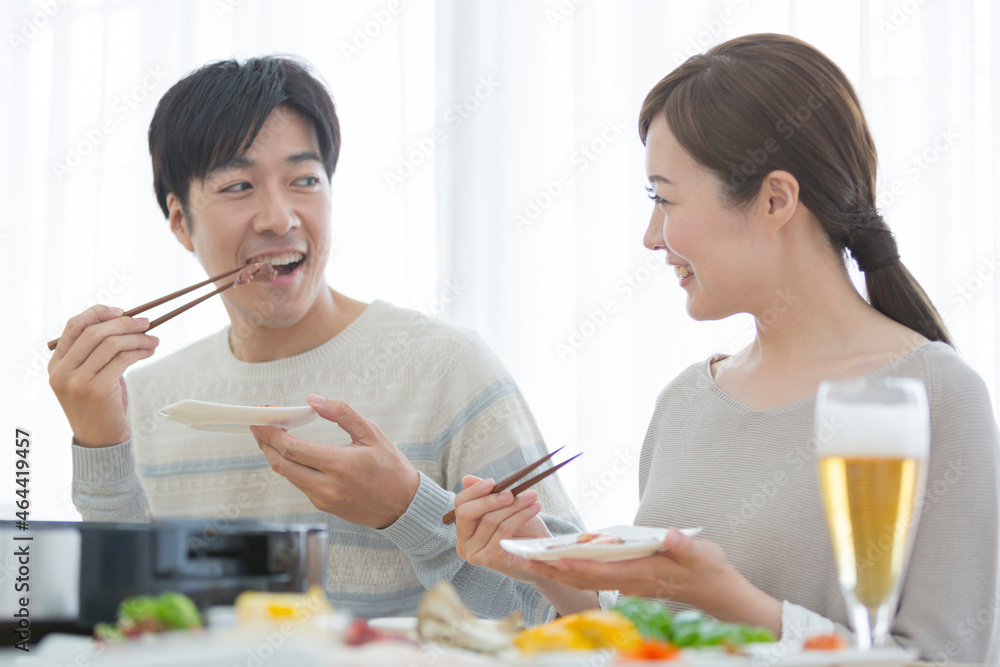 焼肉を食べる夫婦 焼肉を食べる夫婦