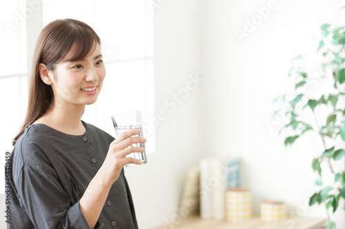 水を飲む女性