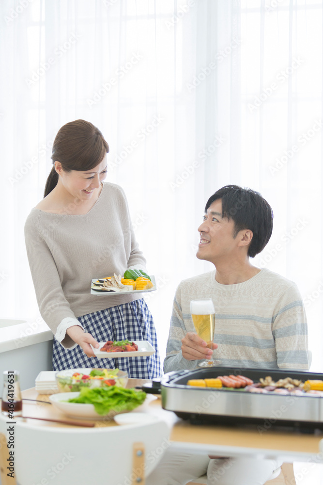 食卓で会話する夫婦 食卓で会話する夫婦