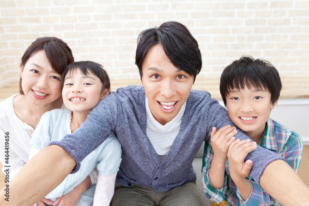 笑顔の4人家族 笑顔の4人家族