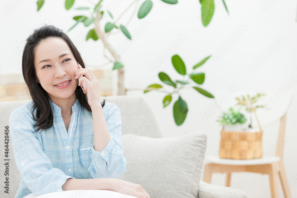 電話をする女性