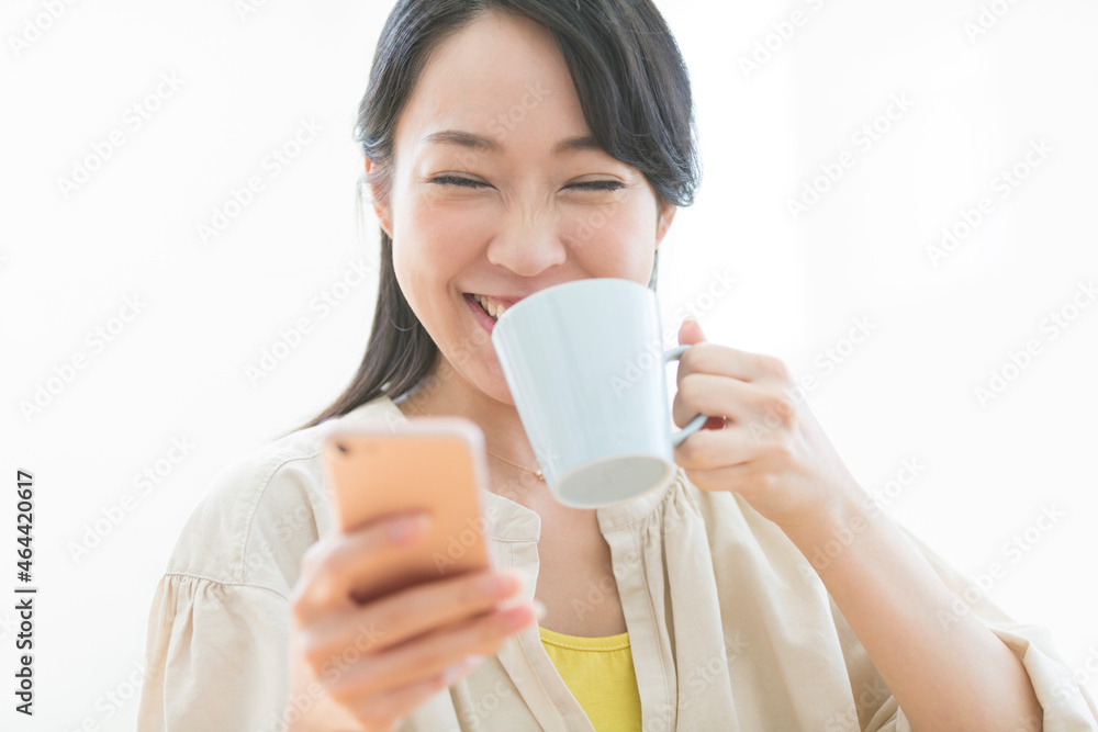 スマートフォンを見る女性 スマートフォンを見る女性