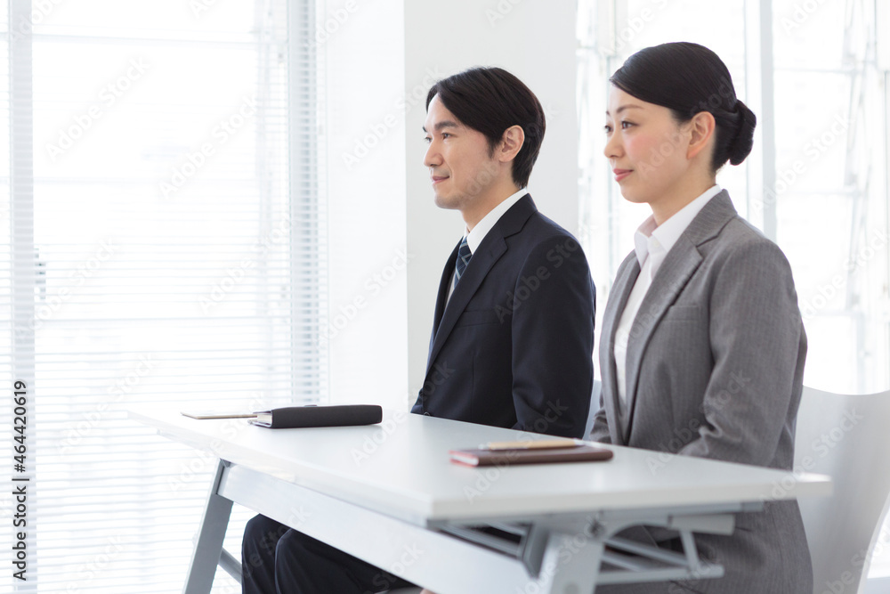 面接官の男女 面接官の男女
