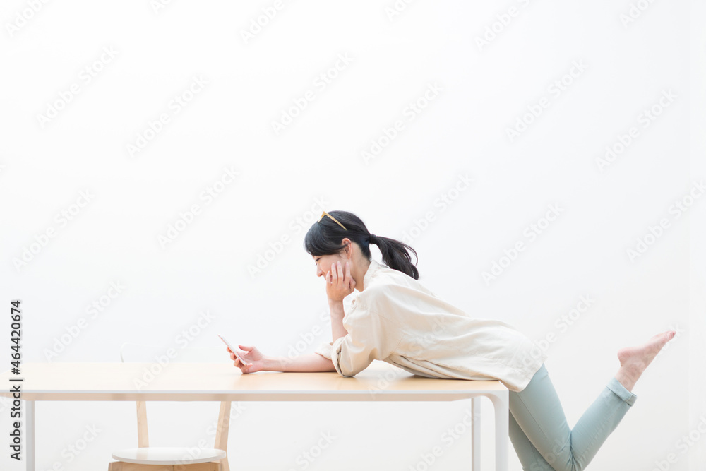 スマートフォンを持つ女性 スマートフォンを持つ女性