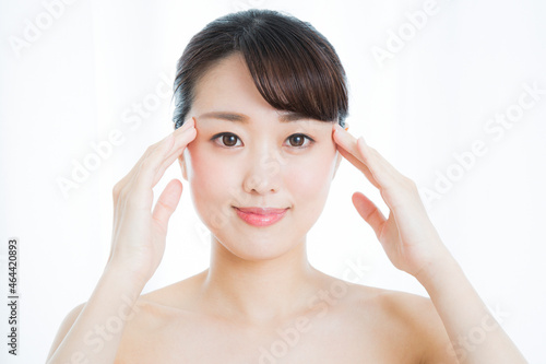 顔のマッサージをする女性 photo