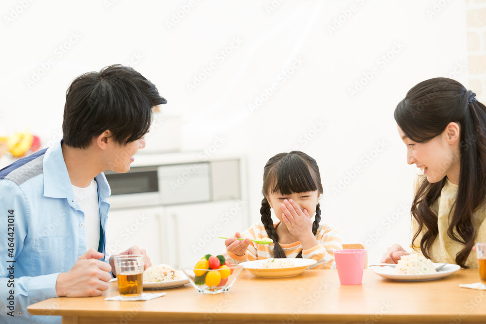 食事している家族 食事している家族