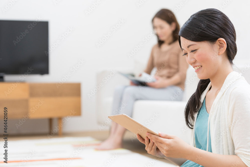 くつろぐ親子 くつろぐ親子