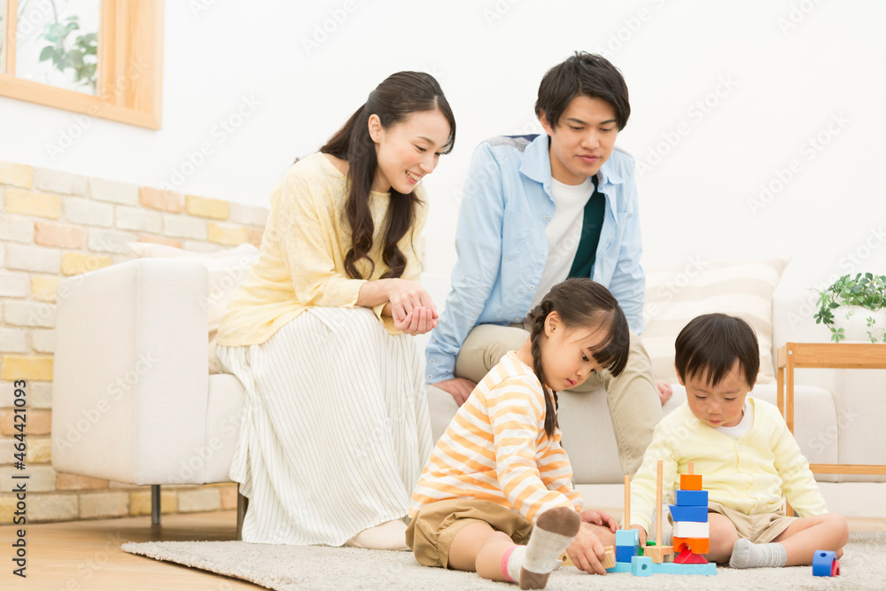 リビングで遊ぶ姉弟と両親 リビングで遊ぶ姉弟と両親