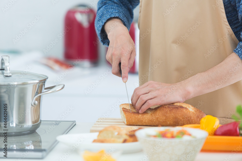 キッチンに立つ男性 キッチンに立つ男性