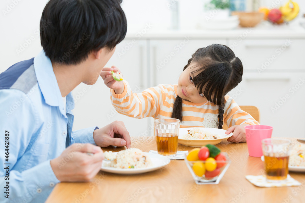 食事する親子 食事する親子
