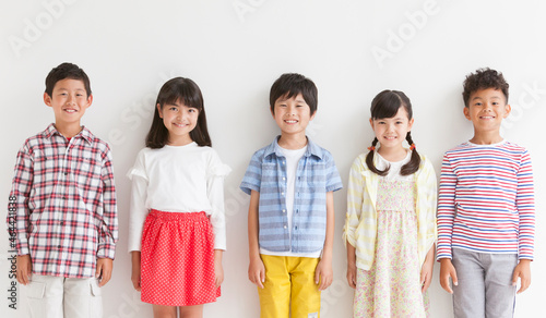 整列する5人の小学生 photo