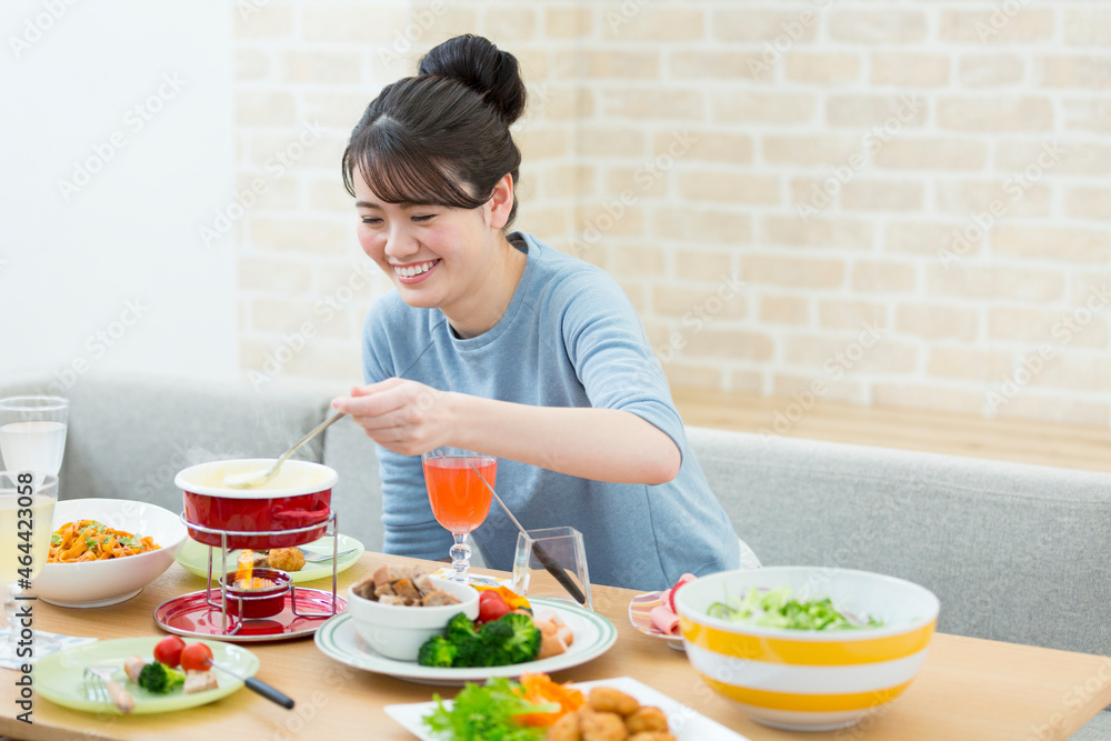 食事をする女性