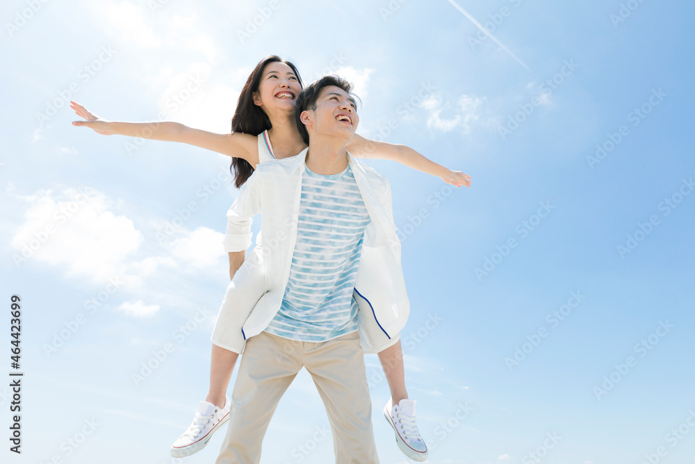 彼女を背負う男性 彼女を背負う男性