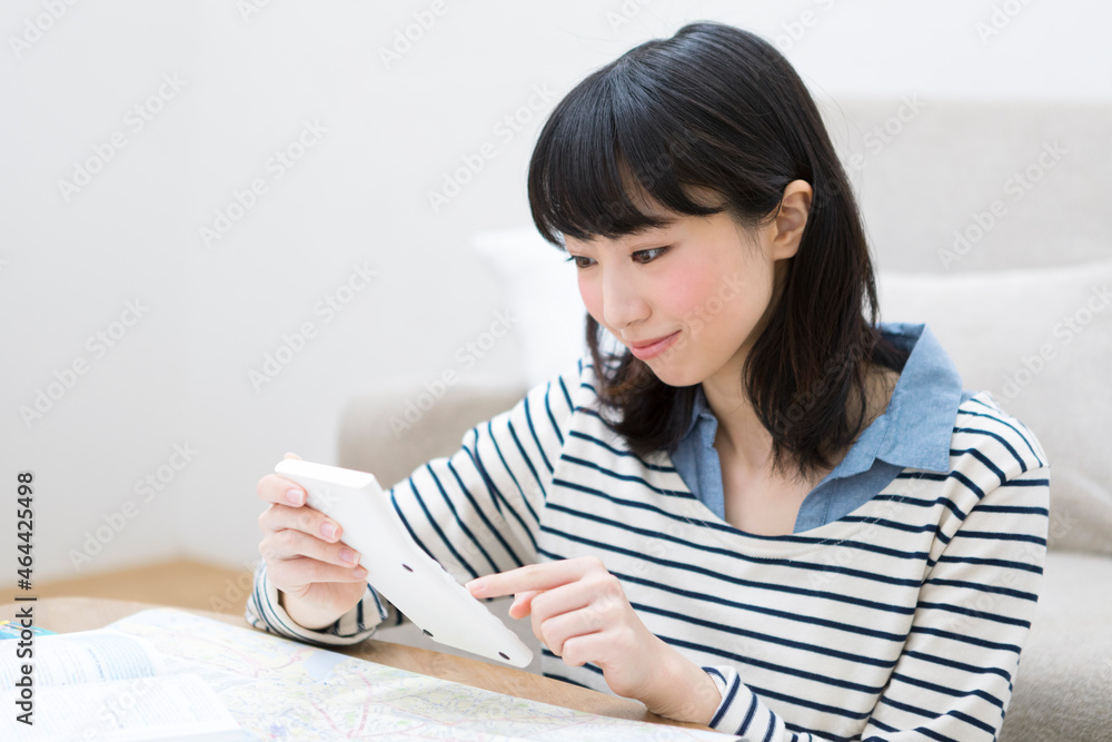 電卓を操作する女性 電卓を操作する女性