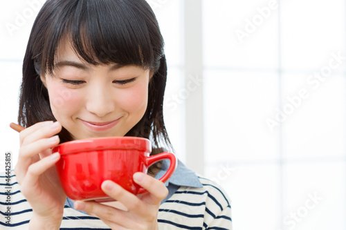 スープを飲む女性