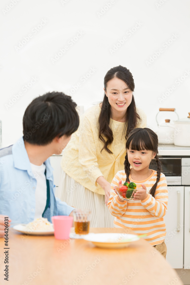 食事の準備をする家族 食事の準備をする家族