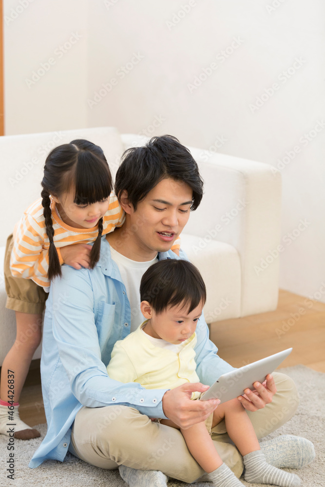 タブレットPCを見ている家族 タブレットPCを見ている家族