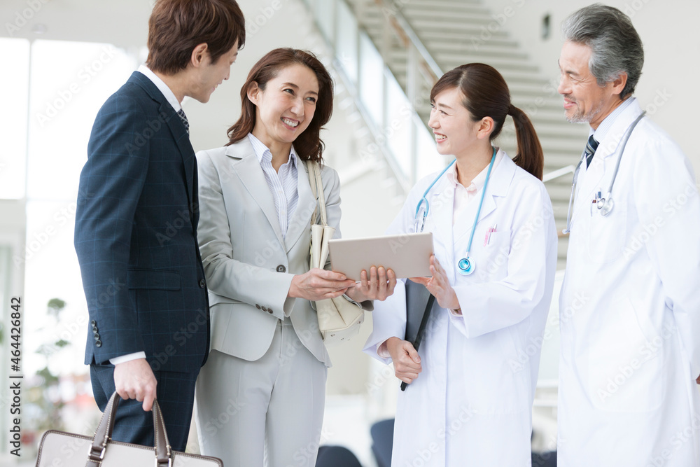 打ち合わせをするビジネスウーマンと医師