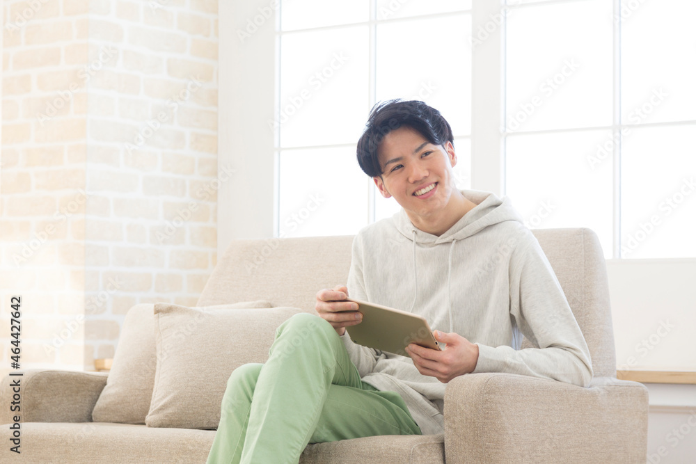 タブレットPCを持っている笑顔の男性